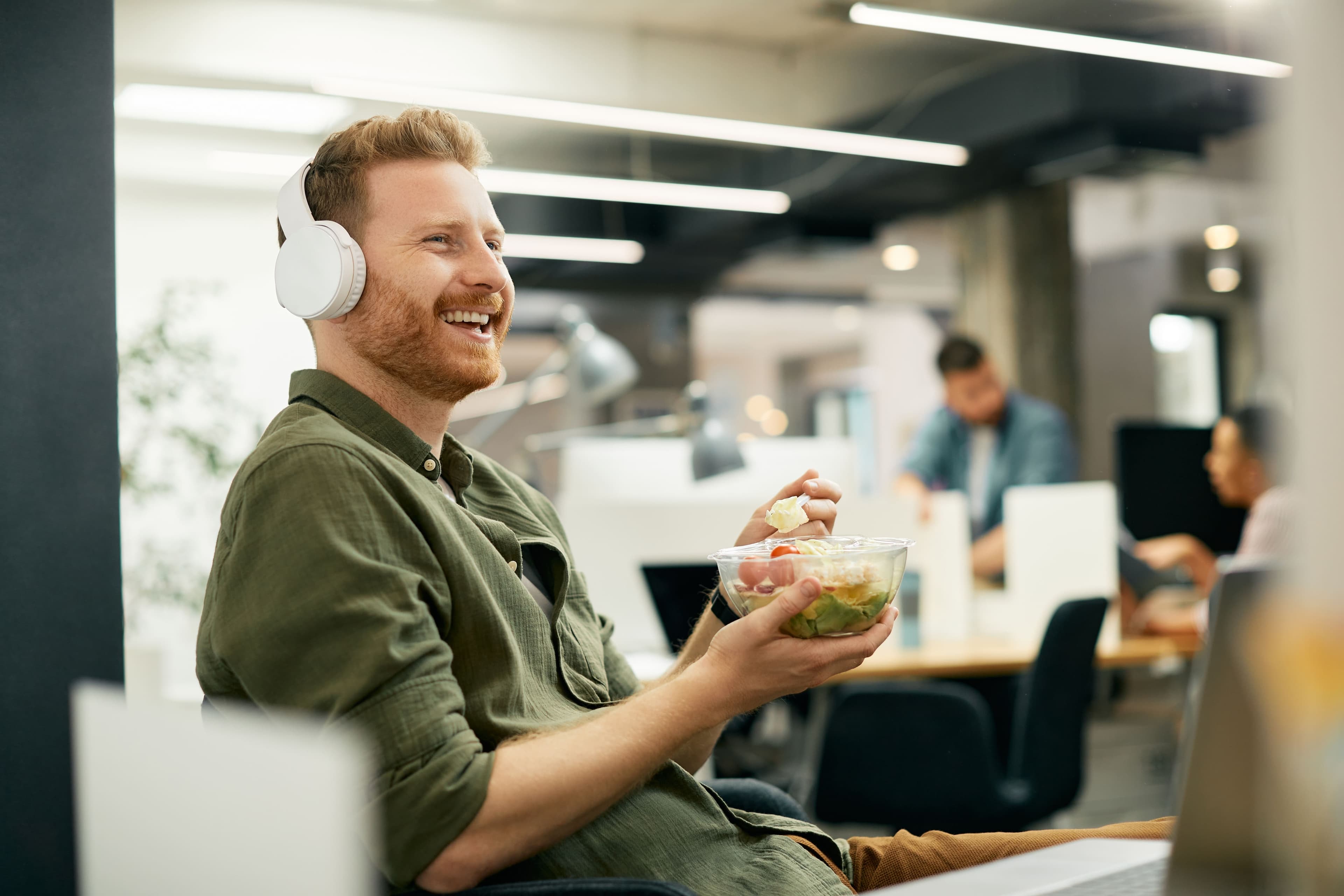 Musique au travail : conseils, bienfaits et erreurs à éviter